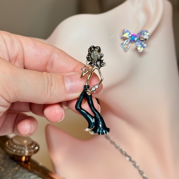 Elegant Gold and Black Fashionista Brooch - Picture 6 of 8